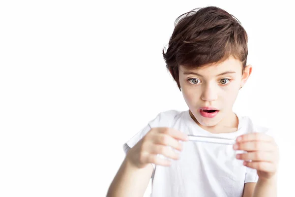 Termometresi Elinde Korkmuş Bir Çocuğun Beyaz Portresi Üzerinde Izole Edilmiş — Stok fotoğraf
