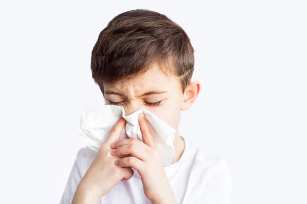 Folyós Orrú Gyerek Papírzsebkendőbe Fújja Betegség Influenza Gyermekkorban Coronavirus Covid — Stock Fotó