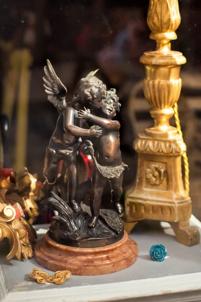 Imagem Vertical Objetos Vitrine Antiquário Com Pequena Figura Dois Cupidons — Fotografia de Stock