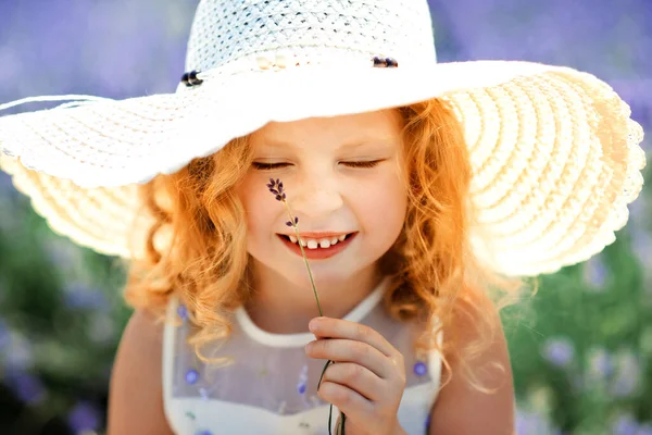 Κοντινό Πλάνο Πορτρέτο Του Χαρούμενος Χαριτωμένο Μικρό Ξανθό Σγουρό Κορίτσι — Φωτογραφία Αρχείου