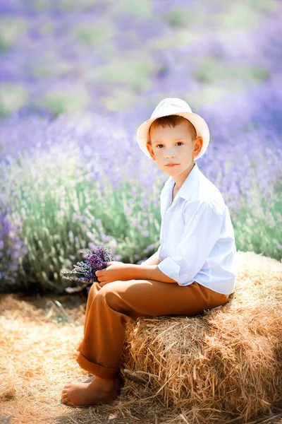 Κάθετη Προσωπογραφία 6Χρονου Αγοριού Λευκό Πουκάμισο Λευκό Καπέλο Και Καφέ — Φωτογραφία Αρχείου