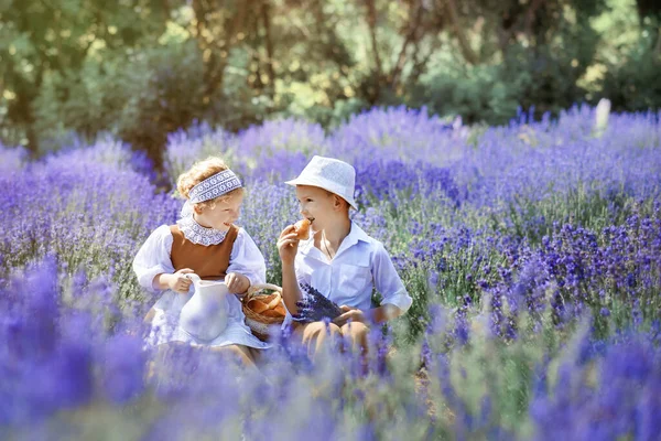 Dorfszene Mit Kindern Vintage Kleidung Inmitten Eines Lavendelfeldes Mädchen Braunem — Stockfoto