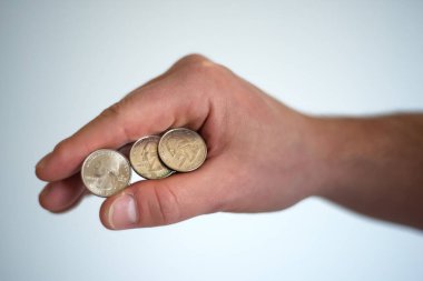 İnsan elinde üç dolar. Son para. Kavramsal fotoğraf. Pandemik koronavirüs yüzünden mali kriz. Son metal madeni parayı tutan adam elleri.