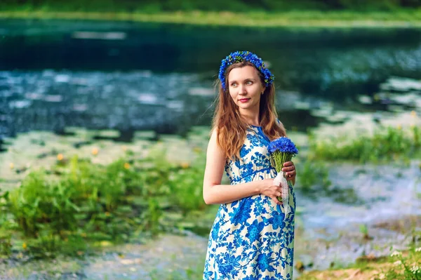 Hermosa Madre Embarazada Para Estar Corona Vestido Azul Pie Frente — Foto de Stock