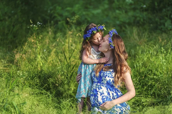 Hamile Kadın Anne Yaz Mevsiminde Çelenk Mavi Elbiseyle Kızını Yüksek — Stok fotoğraf