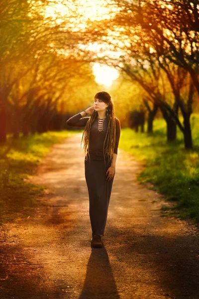 Pionowe Zdjęcie Sylwetką Pięknej Młodej Kobiety Pozującej Ogrodzie Zachodzie Słońca — Zdjęcie stockowe