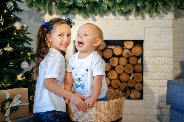 Aranyos Kis Kaukázusi Gyerekek Testvérek Nevetnek Otthon Show Szeretet Gondozás — Stock Fotó