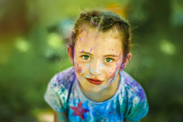 Πορτραίτο Μικρού Συναισθηματικού 6Χρονου Κοριτσιού Πρόσωπο Πασαλειμμένο Χρώματα Holi Ηλιόλουστη — Φωτογραφία Αρχείου