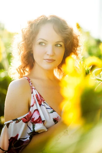 Pionowy Portret Młodej Pięknej Rudej Kobiety Polu Słoneczników Świetle Tylnym — Zdjęcie stockowe