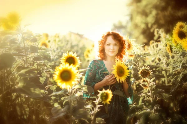 Portrait Jeune Belle Femme Aux Cheveux Rouges Avec Tournesol Main — Photo