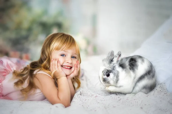 Retrato Linda Rubia Sonriente Años Edad Niña Vestido Rosa Acostado — Foto de Stock