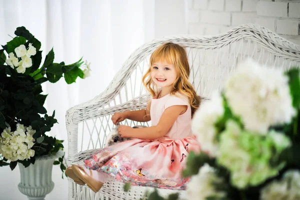 Retrato Una Niña Rubia Años Sonriente Vestido Rosa Sentada Sofá — Foto de Stock