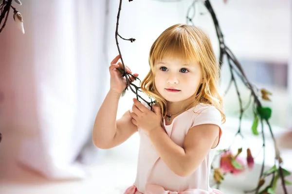 Retrato Niña Rubia Años Sonriente Vestido Rosa Sosteniendo Rama Con — Foto de Stock