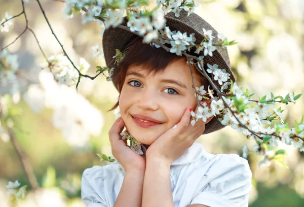 Retrato Años Edad Linda Elegante Chica Pelo Corto Sonriente Camisa — Foto de Stock