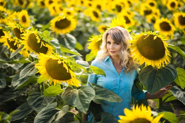 Blonďatá Žena Modrém Tričku Hledící Kamery Slunečnicovém Poli Bezstarostná Krásná — Stock fotografie