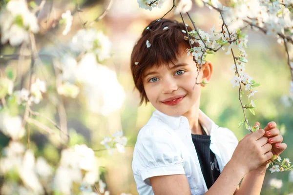 Porträt Von Jahre Alten Niedlichen Stilvollen Kurzhaarigen Lächelnden Mädchen Weißem — Stockfoto