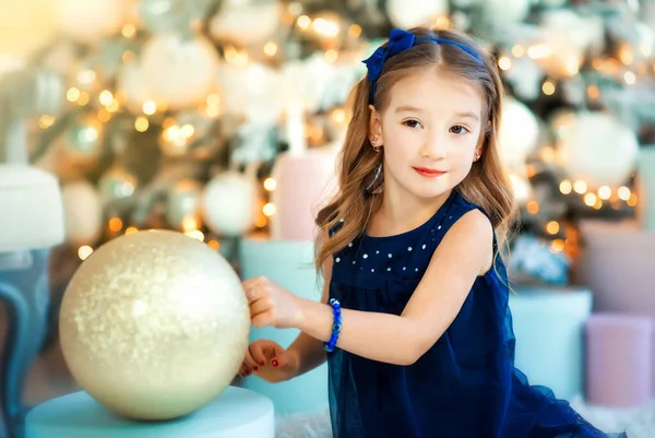 Kicsi Éves Gyönyörű Lány Fekete Divat Ruha Játszik Nagy Arany — Stock Fotó