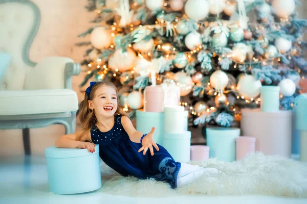 Kicsi Éves Gyönyörű Nevető Lány Fekete Divat Ruha Közel Karácsonyfa — Stock Fotó