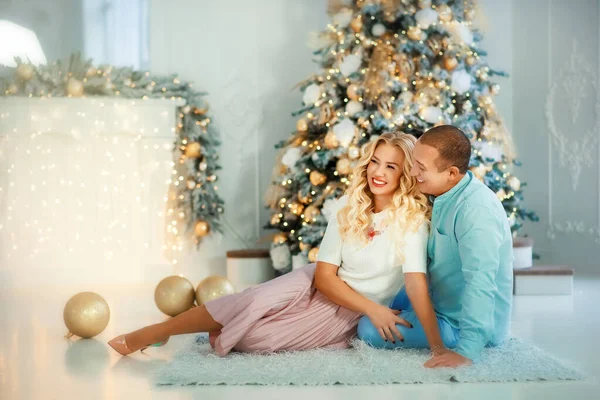 Mosolygó Boldog Fiatal Házaspár Felesége Férje Közel Karácsonyfa Karácsonyi Fények — Stock Fotó