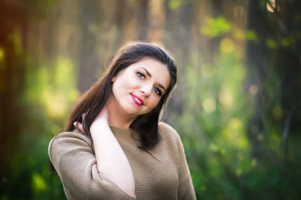 日没の時間に森の中で茶色のセーターで幸せな美しいブルネット30歳の女性を笑顔の肖像画 自然に近い 屋外Photoshootの若いですセクシー女の子で春 — ストック写真