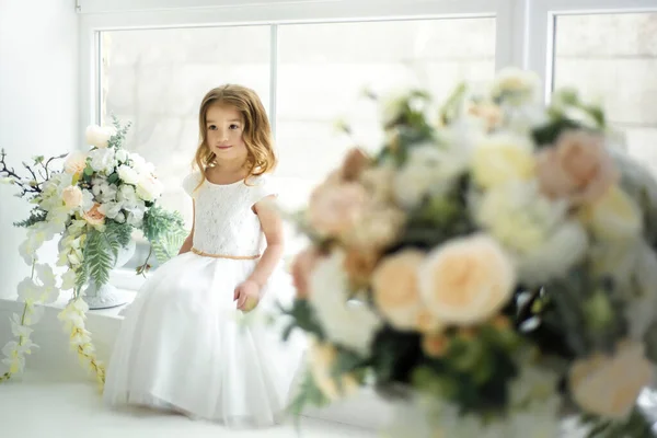 Pequeña Niña Años Hermosa Tierna Sonriente Vestido Blanco Largo Sentado — Foto de Stock