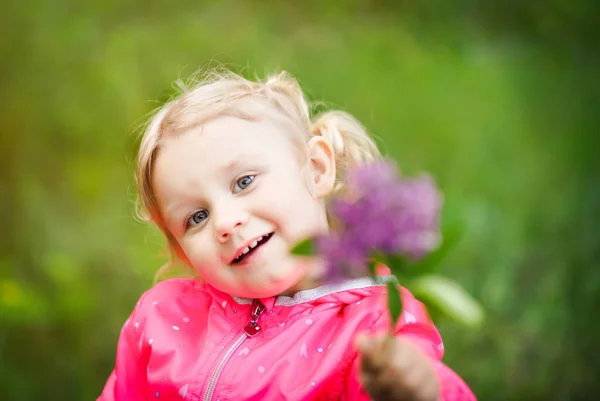 Retrato Niña Rubia Años Chaqueta Rosa Con Rama Lila Púrpura — Foto de Stock