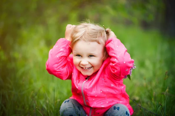 Όμορφο Μικρό Παιχνιδιάρικο Κοριτσάκι Ετών Χαρούμενο Πρόσωπο Όμορφα Μάτια Ξανθά — Φωτογραφία Αρχείου