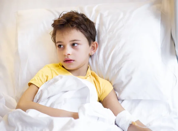 Portrat Eines 7 Jahrigen Kranken Kindes In Gelbem T Shirt Das Nach Einer Schweren Nasenoperation Im