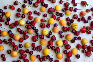 Taze meyveler ve meyveler. Olgun meyve, kiraz, çilek ve kayısı karışımı..