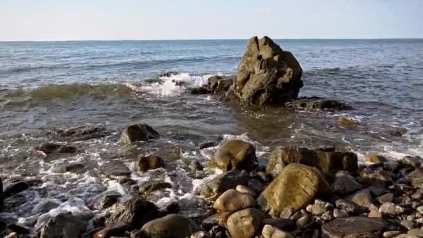 Rocky Shore Sea Waves Roll Noise Rocky Shore Sunrise Sea — Stock Video