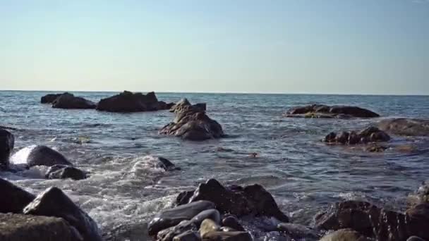 Stenig Strand Havet Vågor Rullar Med Buller Stenig Strand Soluppgången — Stockvideo