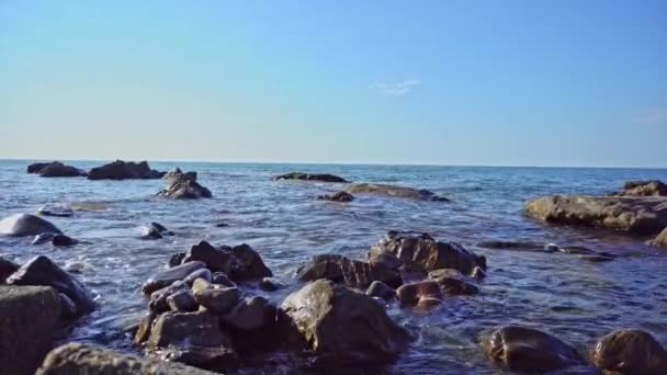 Una Costa Rocosa Del Mar Las Olas Ruedan Sobre Una — Vídeo de stock