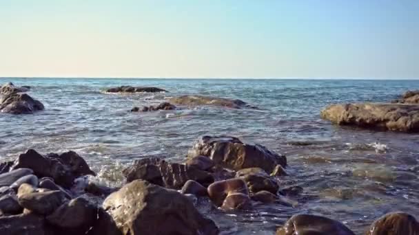 Numa Costa Rochosa Mar Ondas Rolam Com Ruído Uma Costa — Vídeo de Stock