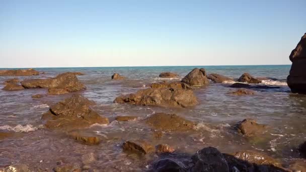 바다의 바위가 해변에서 파도는 시끄러운 소리를 바위가 해안으로 갑니다 바다에서 — 비디오