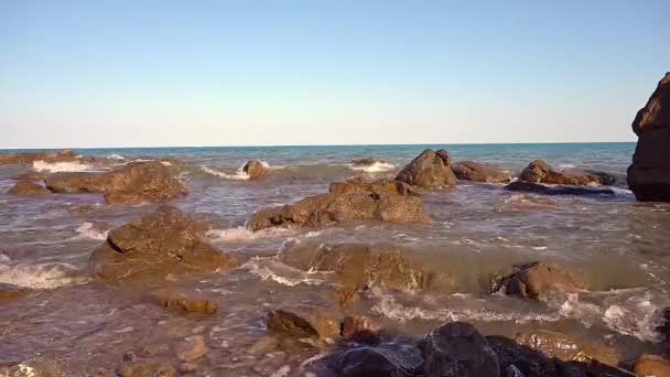 Una Riva Rocciosa Del Mare Onde Rotolano Con Rumore Una — Video Stock