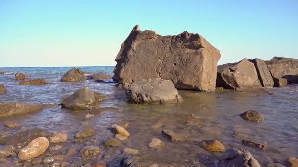 Una Costa Rocosa Del Mar Las Olas Ruedan Sobre Una — Vídeo de stock