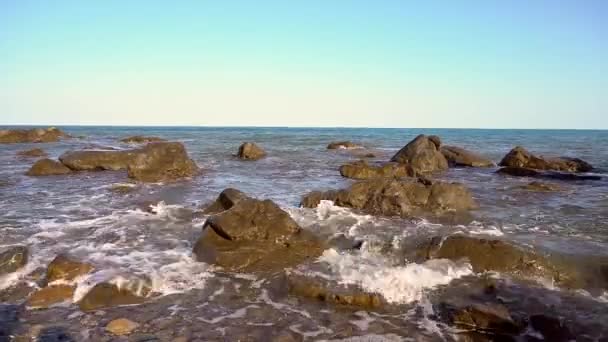 Sur Rivage Rocheux Mer Les Vagues Roulent Avec Bruit Sur — Video