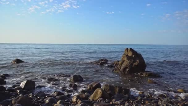 Скелястому Березі Моря Хвилі Котяться Шумом Скелястий Берег Сонячний Схід — стокове відео