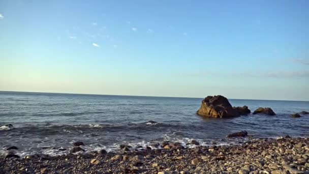 Einem Felsigen Ufer Des Meeres Wellen Rollen Lärmend Ein Felsiges — Stockvideo