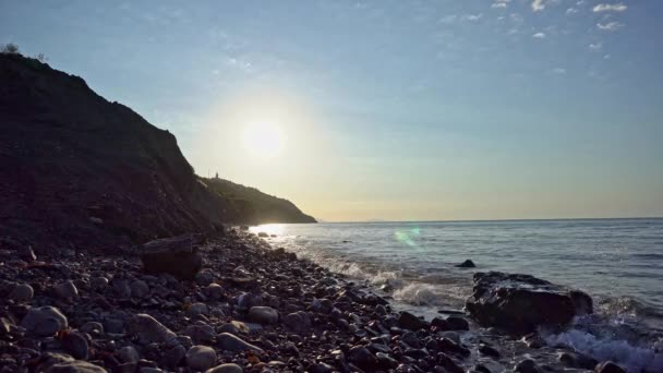 Una Riva Rocciosa Del Mare Onde Rotolano Con Rumore Una — Video Stock