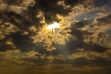 Bozkırda nefis gün batımları. Gün batımında, güneş bulutların arasından doğar ve bulutlar alışılmadık bir ışıkla aydınlanır. Turuncu, sonra sarı, sonra kırmızı, sonra mor ve hatta bazen kanlı..