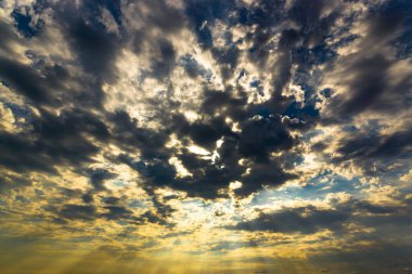 Bozkırda nefis gün batımları. Gün batımında, güneş bulutların arasından doğar ve bulutlar alışılmadık bir ışıkla aydınlanır. Turuncu, sonra sarı, sonra kırmızı, sonra mor ve hatta bazen kanlı..