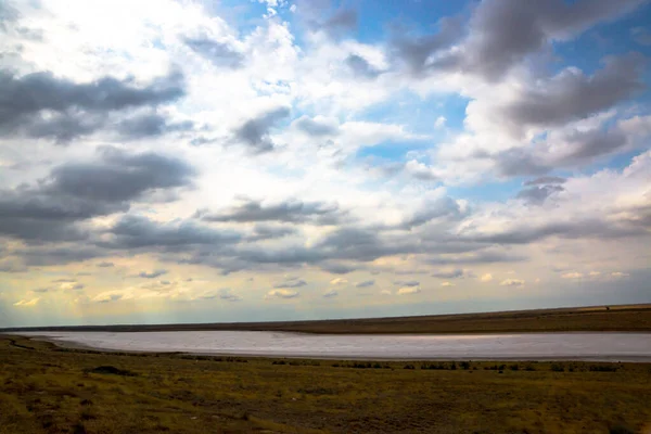 Die Sonne Den Wolken Auf Dem Hintergrund Eines Sich Windenden — Stockfoto