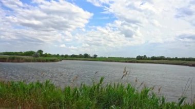 Nehrin güzel manzarası, göle karşı göl ufukta bulutlar uçuşuyor..
