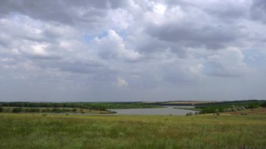 Nehrin güzel manzarası, göle karşı göl ufukta bulutlar uçuşuyor..