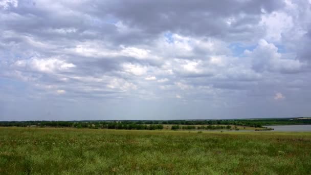 Vacker Utsikt Över Floden Sjö Mot Himlen Med Moln Som — Stockvideo