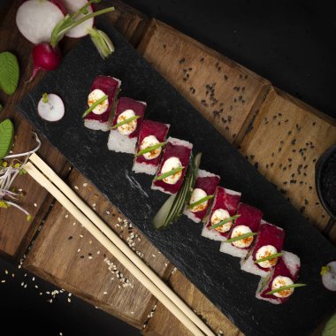 Bir tabak dolusu suşi.