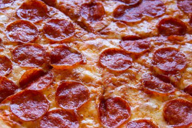 Pizzanın arka planında pepperonili pizza var..