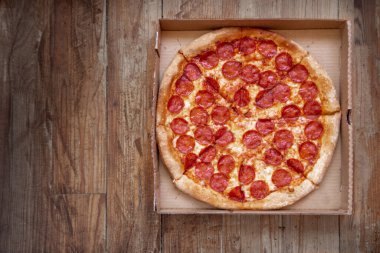 Biberli pizza teslimat kutusunda. Üst görüntüyü kopyala. Fast food teslimatı