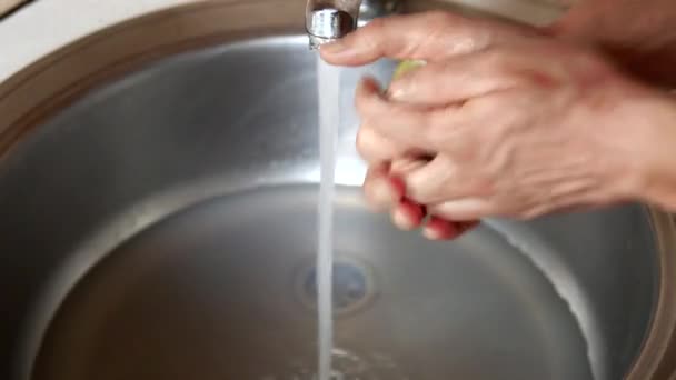 Tvätta händerna med tvål och gnugga alla fingrar. Förebyggande av coronavirus pandemi. — Stockvideo